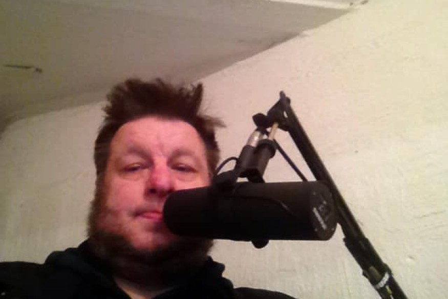 John infomera om sändningar på Radiohits